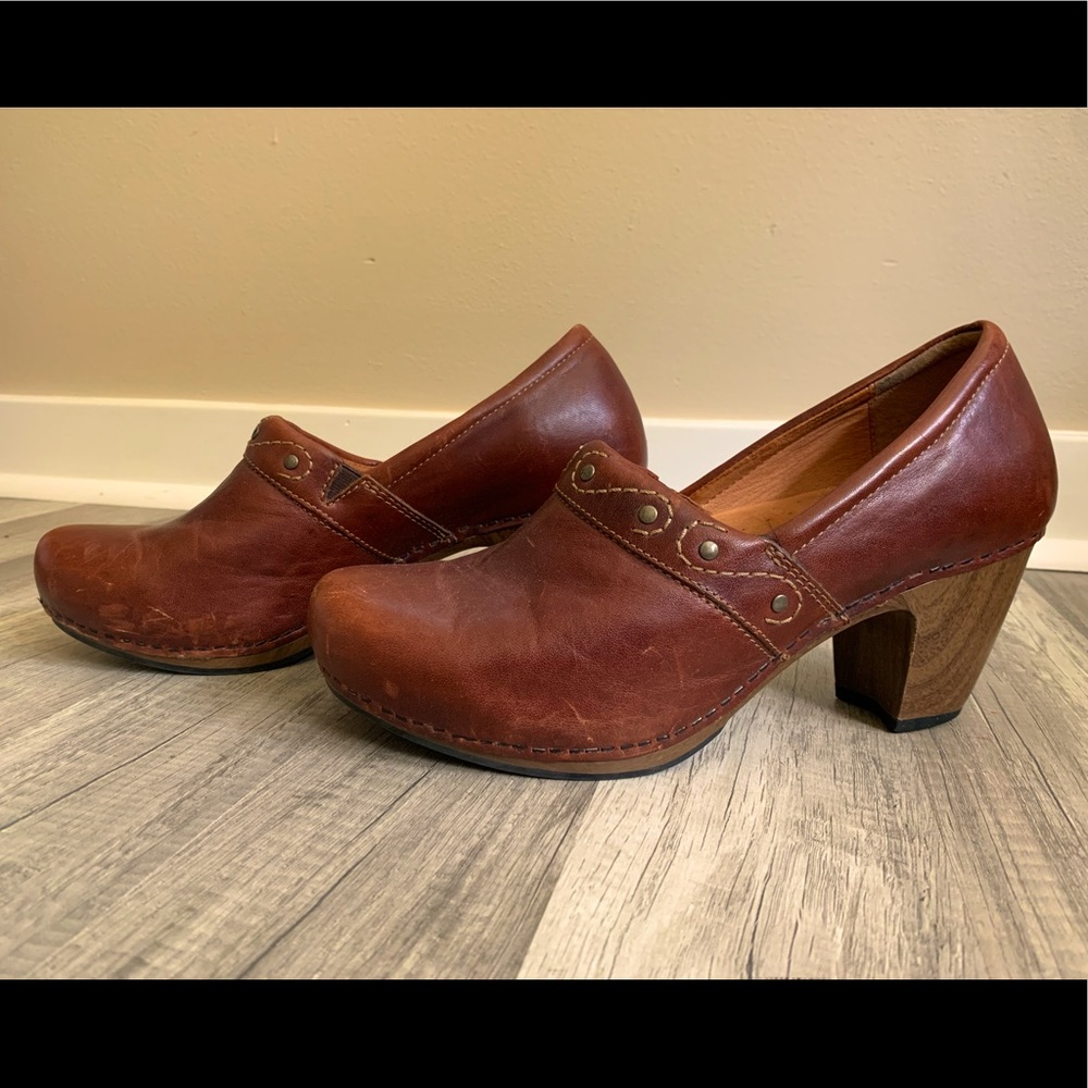 Riki Dansko Platform Clogs (brown)